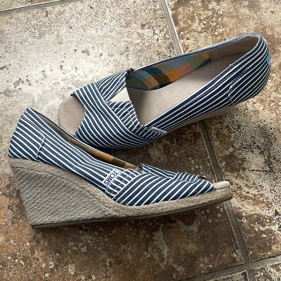Tom’s blue and white striped wedges 8.5 - Picture 1 of 5